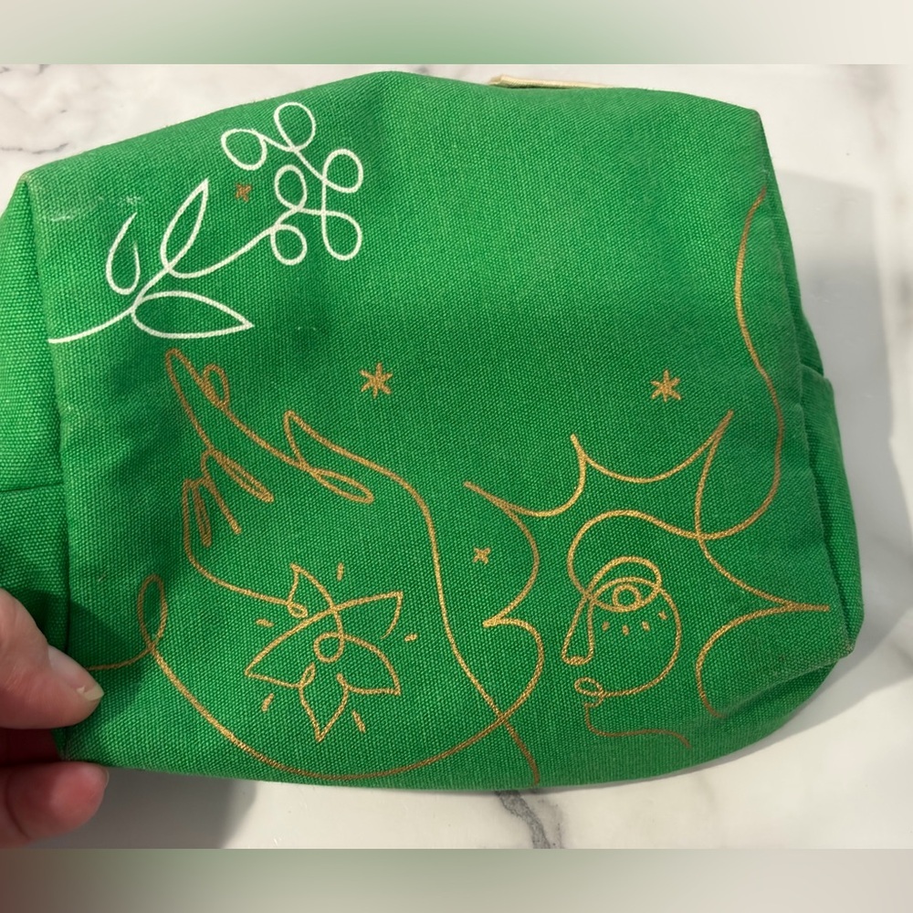 L'Occitane Zipper Cotton w/Lining
Beauty Pouch - Picture 3 of 7